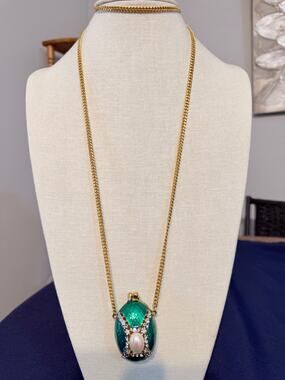 Vintage 1980s Green Egg Pendant Necklace 40” Gold Tone